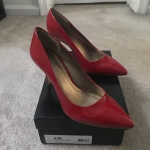 BCBG PUMPS